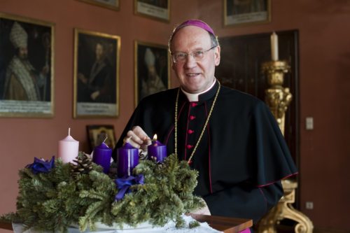 Bischof Schwarz leitet in der Adventzeit mehrere liturgische Feiern und gestaltet zahlreiche Adventkonzerte mit besinnlichen Texten mit. (© Foto: Pressestelle/Neumüller )
