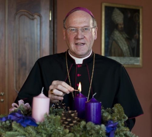 Bischof Schwarz leitet in der Adventzeit mehrere liturgische Feiern zur Einstimmung auf das Weihnachtsfest. (© Foto: Pressestelle/Neumüller )