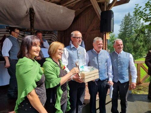 Chorleiterin Renate Wassermann und Obfrau Ingrid Wassermann beim 100-Jahr Jubiläum MGV Griminitzen Chorleiterin Renate Wassermann und Obfrau Ingrid Wassermann beim 100-Jahr Jubiläum MGV Griminitzen