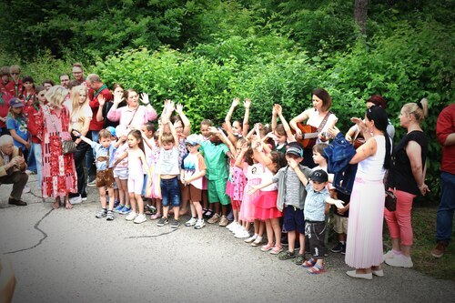 Musikalische Darbietungen des Kindergartens Welzenegg beim Schattenkreuz (Foto: © Peter Artl, PAss.) Musikalische Darbietungen des Kindergartens Welzenegg beim Schattenkreuz (Foto: © Peter Artl, PAss.)