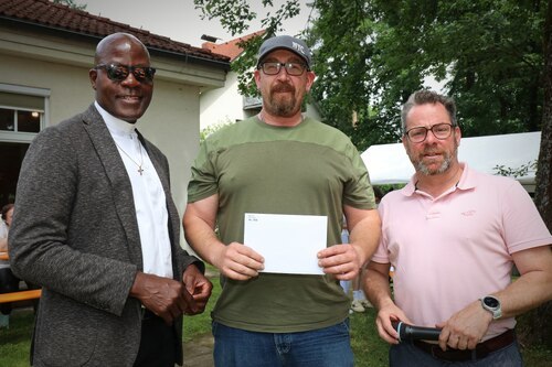 Glücklicher Gewinner des Hauptpreises der heurigen Tombola (Foto: PAss. Peter Artl) Glücklicher Gewinner des Hauptpreises der heurigen Tombola (Foto: PAss. Peter Artl)