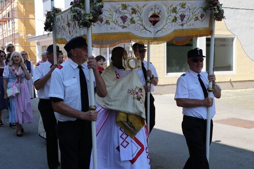 Wir tragen Christus hinaus in unsere Stadt! (Foto: PAss. Peter Artl) Wir tragen Christus hinaus in unsere Stadt! (Foto: PAss. Peter Artl)