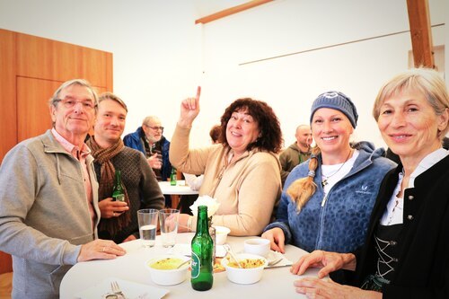 Agape mit Suppeallerlei im Pfarrsaal (© Foto: PAss. Peter Artl) Agape mit Suppeallerlei im Pfarrsaal (© Foto: PAss. Peter Artl)