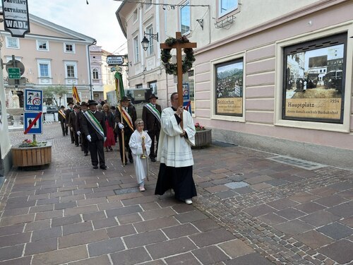 Feierliche Prozession durch die Innenstadt (Foto: PAss. Peter Artl)