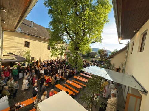 Feierlicher Abschluss der Prozession im Pfarrgarten mit anschließendem Pfarrfest (Foto: PAss. Peter Artl)