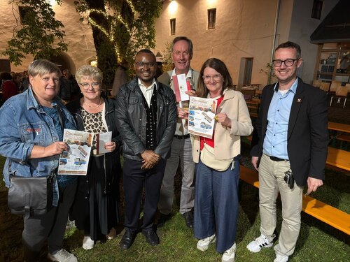 Die glücklichen Gewinner des Schätzspiels mit Pfarrprovisor Mavudilla-Bunda (mitte) und PAss. Artl (rechts) (Foto: Tobias Artl)