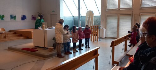 Die Erstkommunionkinder trugen die Fürbitten vor (PAss. Peter Artl) Die Erstkommunionkinder trugen die Fürbitten vor (PAss. Peter Artl)