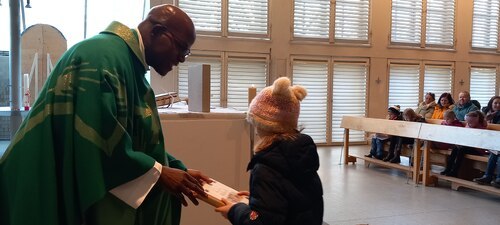 Pfarrer Charles Lwanga Mubiru übergab die gesegneten Kinderbibeln den Erstkommunionkindern (Foto: PAss. Peter Artl) Pfarrer Charles Lwanga Mubiru übergab die gesegneten Kinderbibeln den Erstkommunionkindern (Foto: PAss. Peter Artl)