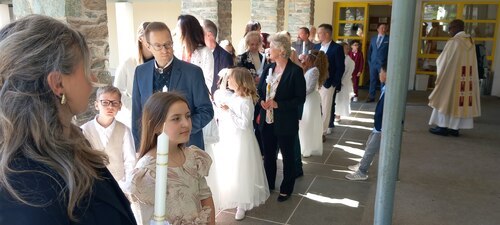 Aufstellung zur vor der Kirche (Foto: PAss. Peter Artl)
