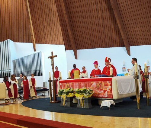 Bildunterschrift (Bildrechte sind feierliche Firmung in St. Theresia (Foto : Markus Lampersberger) Bildunterschrift (Bildrechte sind feierliche Firmung in St. Theresia (Foto : Markus Lampersberger)