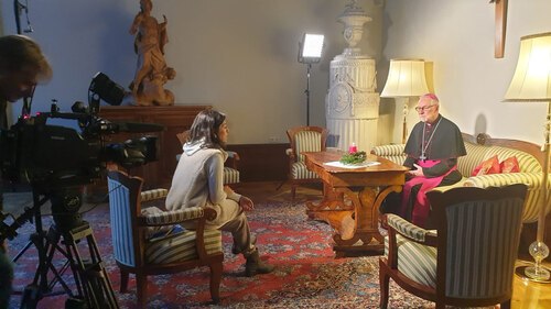 Bischof Marketz im Gespräch mit ORF-Redakteurin Ute Pichler; Foto: Pressestelle