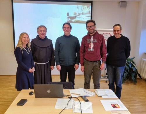 Rund 60 Interessenten nahmen an den fünf Abenden “Bibelkurs Altes Testament“ mit Klaus Einspieler (m.) teil, darunter auch die zukünftigen drei neuen Akolythen von Villach St. Nikolai (Monika Dreger, Peter Fina, Martin Steiner). P. Terentius Gizdon OFM freut dich über die Fortsetzung im Herbst 2025. Rund 60 Interessenten nahmen an den fünf Abenden “Bibelkurs Altes Testament“ mit Klaus Einspieler (m.) teil, darunter auch die zukünftigen drei neuen Akolythen von Villach St. Nikolai (Monika Dreger, Peter Fina, Martin Steiner). P. Terentius Gizdon OFM freut dich über die Fortsetzung im Herbst 2025.
