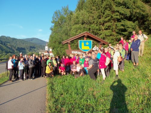 Gemeinschaftsfoto vor der Ortstafel von Gurk (© Foto: Sadjak)