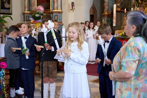 Begrüßung durch die Erstkommunionkinder (C) Caro Lilg Begrüßung durch die Erstkommunionkinder (C) Caro Lilg