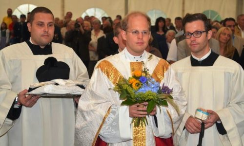 Mag. Paul Joseph Markowitsch feierte am Wachsenberg seine Primiz (© Foto: Alfred Cernic / “Regionaut“ Kärntner Woche Feldkirchen)