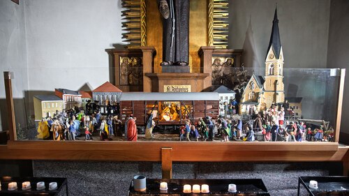Die Eisenbahnerkrippe im neuen Outfit. Fotos zur Einweihungsfeier gibt es unter <a data-cke-saved-href=“https://www.kath-kirche-kaernten.at/pfarren/detail/C3258/eroeffnung-der-neuen-eisenbahnerkrippe“ href=“https://www.kath-kirche-kaernten.at/pfarren/detail/C3258/eroeffnung-der-neuen-eisenbahnerkrippe“>https://www.kath-kirche-kaernten.at/pfarren/detail/C3258/eroeffnung-der-neuen-eisenbahnerkrippe</a>.- Foto: © Georg Brandstätter. Fotos zur Eröffnung der Krippenausstellung können hier nachgesehen werden: <a data-cke-saved-href=“https://www.kath-kirche-kaernten.at/pfarren/detail/C3258/rueckblick-eroeffnung-krippenausstellung1“ href=“https://www.kath-kirche-kaernten.at/pfarren/detail/C3258/rueckblick-eroeffnung-krippenausstellung1“ target=“_blank“>https://www.kath-kirche-kaernten.at/pfarren/detail/C3258/rueckblick-eroeffnung-krippenausstellung1</a> Die Eisenbahnerkrippe im neuen Outfit. Fotos zur Einweihungsfeier gibt es unter <a data-cke-saved-href=“https://www.kath-kirche-kaernten.at/pfarren/detail/C3258/eroeffnung-der-neuen-eisenbahnerkrippe“ href=“https://www.kath-kirche-kaernten.at/pfarren/detail/C3258/eroeffnung-der-neuen-eisenbahnerkrippe“>https://www.kath-kirche-kaernten.at/pfarren/detail/C3258/eroeffnung-der-neuen-eisenbahnerkrippe</a>.- Foto: © Georg Brandstätter. Fotos zur Eröffnung der Krippenausstellung können hier nachgesehen werden: <a data-cke-saved-href=“https://www.kath-kirche-kaernten.at/pfarren/detail/C3258/rueckblick-eroeffnung-krippenausstellung1“ href=“https://www.kath-kirche-kaernten.at/pfarren/detail/C3258/rueckblick-eroeffnung-krippenausstellung1“ target=“_blank“>https://www.kath-kirche-kaernten.at/pfarren/detail/C3258/rueckblick-eroeffnung-krippenausstellung1</a>