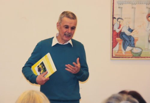 Mit Begeisterung erzählt Hans Müller humorvoll seine Postautogeschichten (© Foto: Peter Rupitsch) Mit Begeisterung erzählt Hans Müller humorvoll seine Postautogeschichten (© Foto: Peter Rupitsch)