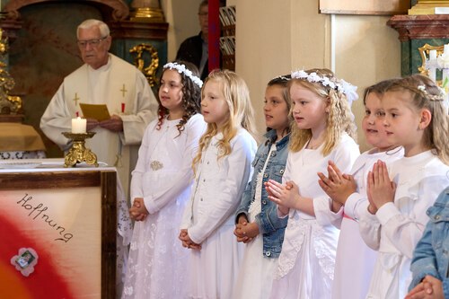BPfarrer Josepf Hörner mit Kinder (C) Caro Lilg BPfarrer Josepf Hörner mit Kinder (C) Caro Lilg