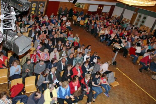 <strong>Am 30. März 2019 fand im Kulturhaus Althofen eine Benefizveranstaltung des Missionsteams Kärnten für Asansol in Indien statt. Ing. Egon Kaiser, MSc berichtete mit Hilfe toller Fotoaufnahmen im bis auf dem letzten Platz gefüllten großen Festsaal von einer besonderen Reise nach Indien. Gemeinsam mit Herrn Ing. Kaiser, MSc und Dechant Lawrence Pinto nahmen im November letzten Jahres 23 Männer und Frauen aus dem Dekanat Krappfeld daran teil.<br />
Beeindruckend waren die Berichte vom Besuch des Mutterhauses der Missionare der Nächstenliebe, das von Mutter Theresa gegründet wurde und der Empfang bei der St. Josephs School in Katwa in der Provinz Asansol. Eine Einrichtung, die dank Spenden aus Kärnten errichtet wurde! Ebenso konnte man Eindrücke eines einfachen Dorflebens sowie von weiteren Einrichtungen, die sich Kinder annehmen, gewinnen.<br />
Auffallend bei dem Bericht von Herrn Ing. Kaiser, MSc war aber seine Beobachtung, dass Menschen insbesondere Kinder, die oft nur das notwendigste besitzen, trotzdem sehr zufrieden sind! Fotoaufnahmen von beeindruckenden Bauten wie das berühmte Taj Mahl oder von modernen Hotelanlagen rundeten den Erfahrungsbericht in einem Land der Gegensätze ab.<br />
Dechant Lawrence Pinto erzählte auch von seinen Erfahrungen unfassbarer Armut und Leides. Es sind Erfahrungen, die ihm in seiner Arbeit als Seelsorger nach wie vor beeinflussen. Mittlerweile ist er seit einigen Jahren Priester der Diözese Gurk, aber es liegt ihm die Unterstützung der auf dieser Reise besuchten und von ihm mit gegründeten Einrichtungen für Kinder sehr am Herzen. In nächster Zeit plant das Missionsteam mit Hilfe von Spendengeldern die Umsetzung eines weiteren Internatsgebäudes und bemüht sich, weitere Patenschaften für Kinder zu gewinnen.<br />
Vielen Dank Herrn Ing. Egon Kaiser, MSc für die tolle Präsentation. Die musikalische Umrahmung übernahm der MGV Krappfeld. Es war eine hervorragende Veranstaltung, wo es sich lohnt, über den Tellerrand zu blicken.<br />
(PA Mag. Christian Leitgeb am 31.03.2019) </strong><u><strong>Bilder Anna Maria Kaiser</strong></u>