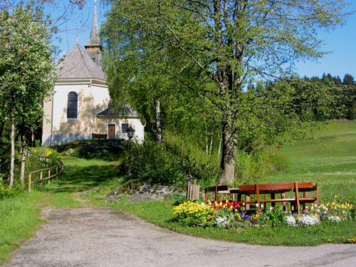 Maria am Sandbichl mit Friedenstisch (© Foto: Tuppinger)