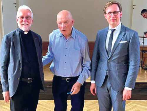 Bischof Josef Marketz, Pfr. Engelbert Hofer und Univ.-Prof. Stefan Kopp bei der Buchpräsentation (Sonntag/Jakl)
