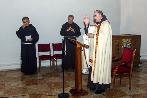 Transitusfeier am Vorabend des Festes des hl. Franz von Assisi - Mit zahlreichen Gästen feiern die Franziakaner und Kapuziner gemeinsam in St. Nikolai eine Vesper.<br />
Foto: Georg Branstätter