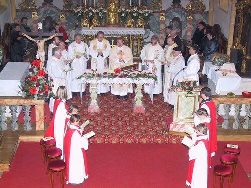 Am 02. Feber 2003 - dem Fest Mariä Lichtmess - wurde aus Anlass des 70. Geburtstages von Pfarrer Johann Schmidt eine hl. Messe in der Pfarrkirche St. Stefan gefeiert (Bild: Pfarrarchiv).