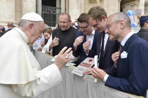 Papst Franziskus mit den Initiatoren von Mission Manifest (Bild: Mission Manifest)