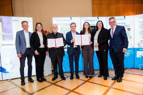 Častni listini dežele Koroške za Sodaliteto in Nedelja (z leve: teološki referent Doma v Tinjah Anton Rosenzopf-Jank, ravnateljica doma Mija Janesch, predesednik Sodalitete Jože Valeško, glavni urdnik Nedelje Vincenc Gotthardt, urednici Laura in Alexandra Praster ter predesednik deželnega zbora Andreas Scherwitzel (Stefan Reichmann)