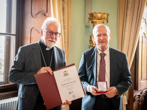 Reinhold Schneider wird mit der goldenen Cäcilien-Medaille ausgezeichnet.<br />
Foto: © Diözesan-Pressestelle/Assam Reinhold Schneider wird mit der goldenen Cäcilien-Medaille ausgezeichnet.<br />
Foto: © Diözesan-Pressestelle/Assam