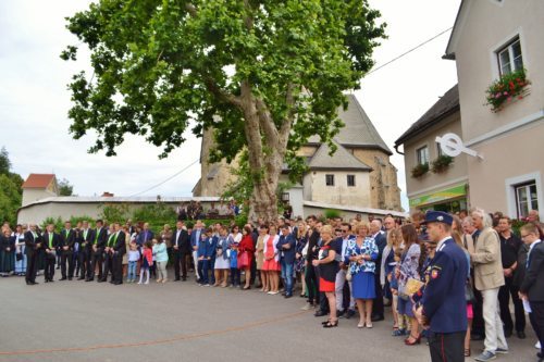 Begrüßung am Dorfplatz • Pozdrav na vaškem trgu Begrüßung am Dorfplatz • Pozdrav na vaškem trgu