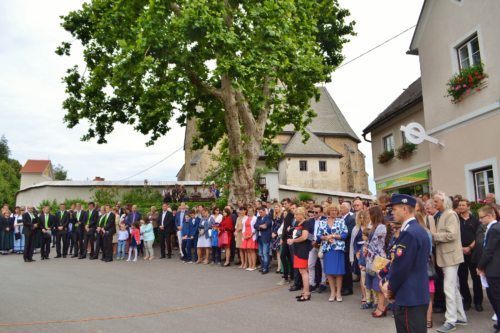 Begrüßung am Dorfplatz • Pozdrav na vaškem trgu