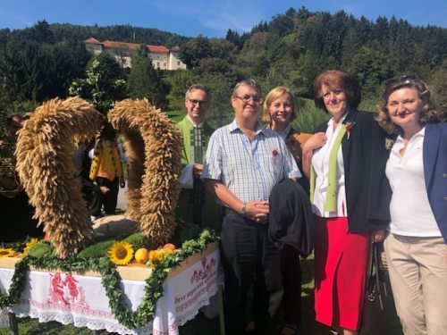 Familie Lutnik bei der Erntekrone (Foto: Familie Lutnik)