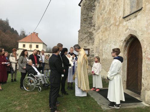 Empfang vor der Pfarrkirche, Ministrantin Jasmin mit Ministrant Christoph (Foto: Claudia Kueschnig)
