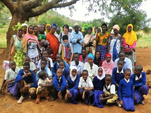 Jährlich sind Brigitte Brandmüller und Elisabeth in Afrika, um mit Kinder, ihren Eltern und Lehrer/innen zu arbeiten. (Bild: Brandmüller).