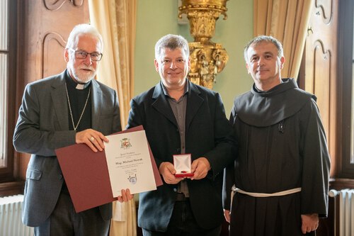 Michael Nowak wird mit der goldenen Cäcilien-Medaille ausgezeichnet.<br />
Foto:© Diözesan-Pressestelle/Assam Michael Nowak wird mit der goldenen Cäcilien-Medaille ausgezeichnet.<br />
Foto:© Diözesan-Pressestelle/Assam