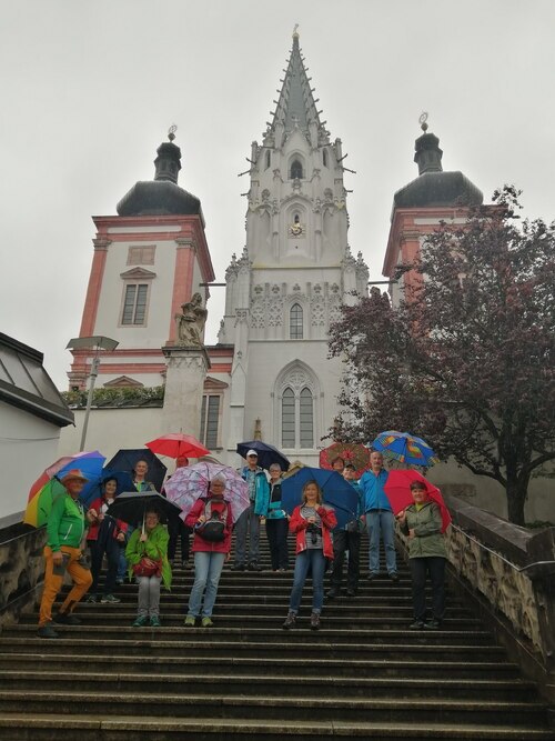 Wandergruppe vor der Basilika Wandergruppe vor der Basilika