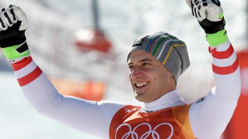 Bischof Schwarz gratuliert dem aus Afritz stammenden Olympiasieger Matthias Mayer zum Sieg. (© Foto: APA/Techt)