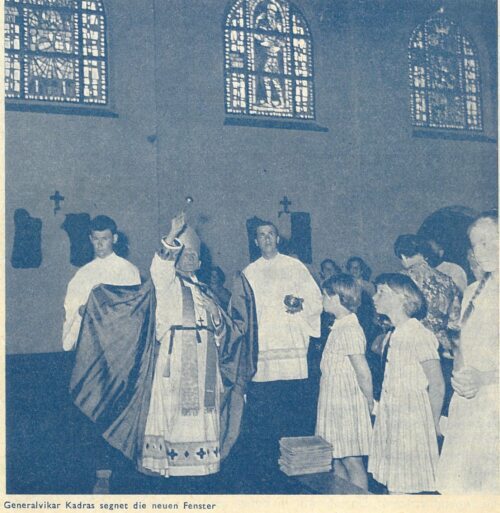5. August 1962 - Generalvikar Dr. Kadras segnet die neuen Kirchenfenster