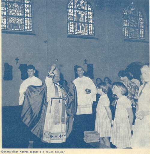 5. August 1962 - Generalvikar Dr. Kadras segnet die neuen Kirchenfenster 5. August 1962 - Generalvikar Dr. Kadras segnet die neuen Kirchenfenster