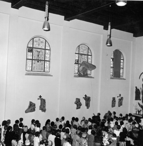 5. August 1962 - Generalvikar Dr. Kadras segnet die neuen Kirchenfenster 5. August 1962 - Generalvikar Dr. Kadras segnet die neuen Kirchenfenster