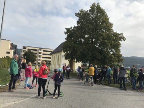 Abmarsch um 09:30 Uhr bei der Aicher Kapelle (Foto iLi Abmarsch um 09:30 Uhr bei der Aicher Kapelle (Foto iLi