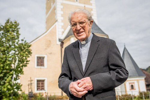 50 Jahre war Reinhold Berger, ältester aktiver Pfarrer der Diözese Gurk, für die Pfarren Himmelberg (im Bild) und Außerteuchen verantwortlich. Foto: Kleine Zeitung/Helmuth Weichselbraun