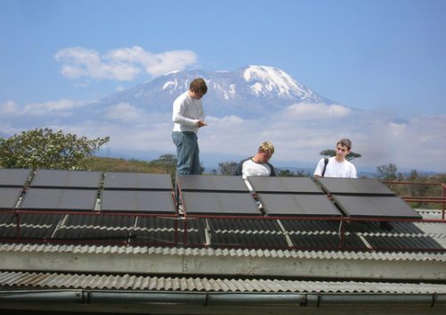 Montage der Solarpaneele - im Hintergrund der Kilimanjaro (© Foto: Lechner)