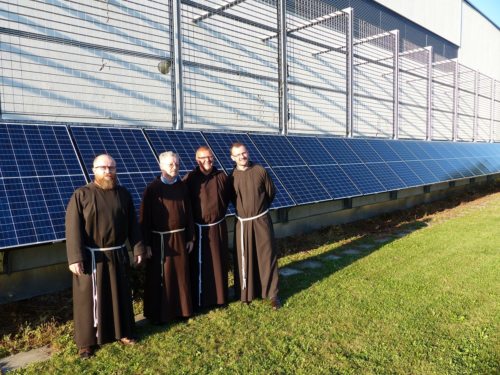 Das Klagenfurter Kapuzinerkloster versorgt sich bereits seit einem Jahr energieautark mit Sonnenstrom. (© Foto: Kapuzinerkloster Klagenfurt) Das Klagenfurter Kapuzinerkloster versorgt sich bereits seit einem Jahr energieautark mit Sonnenstrom. (© Foto: Kapuzinerkloster Klagenfurt)