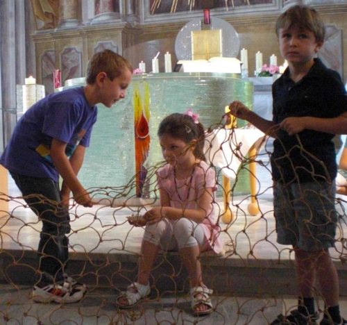Kinder veranschaulichen das Evangelium von den Fischern, die Jesus ruft mitzugehen. (© Foto: Ruth Demuth (KiKi Wernberg)) Kinder veranschaulichen das Evangelium von den Fischern, die Jesus ruft mitzugehen. (© Foto: Ruth Demuth (KiKi Wernberg))