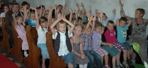 Die Kindergartenkinder boten ein buntes, lebendiges Bild von Kirche. (© Foto: fotogard)