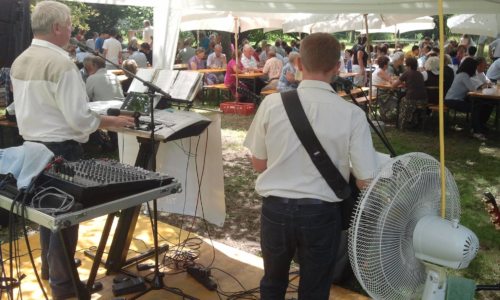 Hochsommerliches Vergnügen für Jung und Alt im Möchlinger Obstgarten. (© Foto: pz)