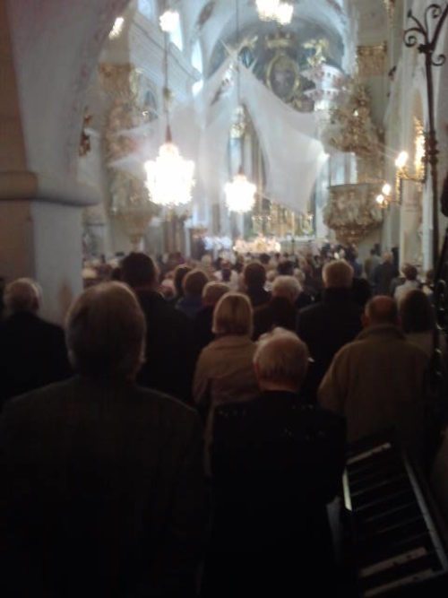 Sv. mašo v spomin na izseljevanje in v zahvalo za srečno vrnitev je daroval krški škof Schwarz skupaj z izseljenima duhovnikoma Petrom Stickrom in Mirkom Isopom v celovški stolnici. (© Foto: zp)