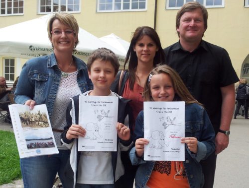 Von links: Rolanda Gruber-Santner, Jakob, Sarah Hatzl (Arbeitskreisleiterin “Jugendchor“), Melanie Gruber, Pfarrer Rektor Christian Stromberger (© Foto: Pfarre Launsdorf-St.Sebastian)